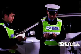 交警察酒驾，路边遇醉汉阻碍执法图片