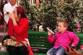 妈妈上厕所让路人看下孩子 结果儿子竟从妈妈包里拿出这个来！图片