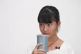 让他们猜杯子里装的什么，当他们知道答案后惊呆了图片