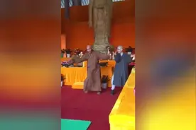 和尚尼姑 也跳广场舞？笑的好开心哦！图片