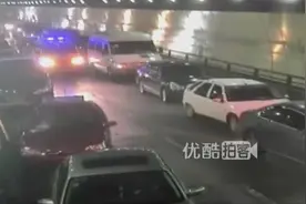 礼让救护车,不是只有外国司机能做到,看看中国司机是怎么做的？图片