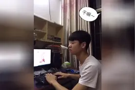 哥哥在玩电脑，使唤妹妹帮她做事，看看妹妹是怎么对待他的吧图片