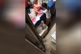 卖海鲜小贩1分钟内偷换两次海鲜视频封面