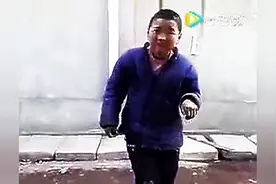 实拍农村小孩搞笑模仿迈克尔杰克逊，其实跳的还行啊图片