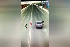 [监控]太狠了  打晕了 当街拖走视频封面