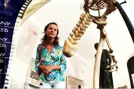 外国人竟然这么玩 看得美女羞死了！图片