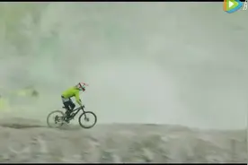 高手骑自行车穿越火山 高空飞跃车轮着火太刺激图片