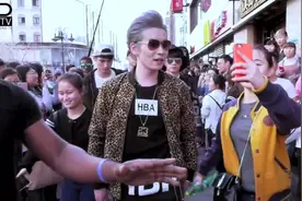 这群人假扮韩国男团走在街上，带保镖配美女，路人的反应太疯狂了图片