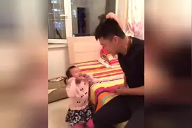 爸爸问女儿喜欢爸爸还是喜欢妈妈？女儿神回复笑死人了！图片