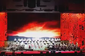王二妮人民大会堂震撼演唱《东方红》图片
