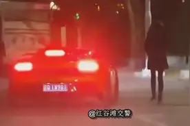热议：网疯传富二代开豪车搭讪美女被踹车门，引无数点赞！视频封面