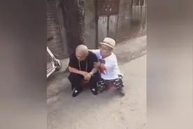 傻子玩健身，对话笑死了！图片