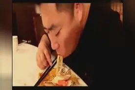小伙卖血三百元借兄弟做生意，兄弟成为千万富豪这样对哥哥视频封面