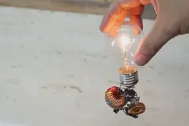 自发电灯泡谁来解释一下啥原理？图片