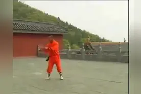 功夫小哥表演极其难练的凶狠冷兵器之流星锤图片
