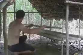 不用任何工具你能建一座房子吗？这个男人做到了图片