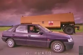 汽油车加柴油实验 排气管都火花四溅了 加错油后果很严重图片