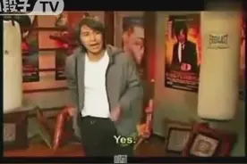 周星驰在面对外国记者采访，现场发飙。图片