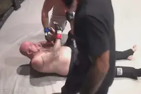 惊呆了，头次见打拳击被打的屎都出来了！图片