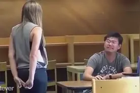 若是一个美女，盯着你一直看，你会咋办？小哥，你要淡定呀！图片