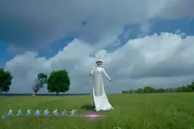 乌兰图雅《站在草原望北京》，片片彩云献给你图片