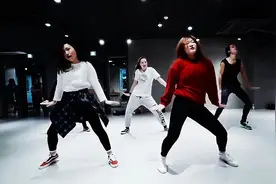 舞蹈室美女们自编舞步，跟着音乐踩点太有感觉了！图片