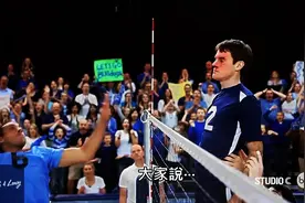 还记得那位用脸挡足球的守门员么？这次他改打排球了，太悲催了！图片