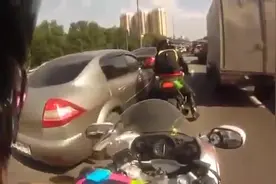 灰色小车不给摩托车让路，结果摩托骑手一拳打掉小车后视镜报复！视频封面