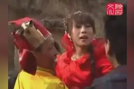 真奇葩的婚俗，公公抱儿媳亲嘴，还有更奇葩的吗？图片