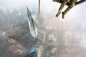 恐高者慎入!蜘蛛人揭秘中国第一高楼图片