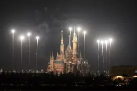 美翻了！上海迪士尼放烟花了！多少人想当这城堡里的公主图片