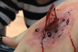 简易的电影伤口妆的画法，画成这样上街才刺激视频封面