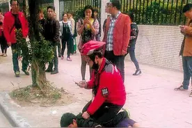 嚣张“飞车贼”当街抢项链 “外卖哥”一招锁喉将贼扑倒图片