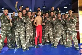 解放军拳王周志鹏与武警中队合练，欲用神秘武功KO日本最硬男人图片
