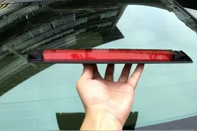 奥迪A6L 2.0车主动手揪出后座异响元凶图片