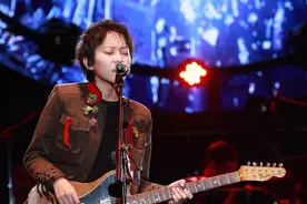 窦靖童有着青春无畏与独一无二的音乐灵性，她正挣脱父母的笼罩图片