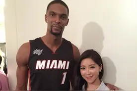 女神周玲安 脖子疼，与nba球星的最萌身高差 接吻都接不到了图片