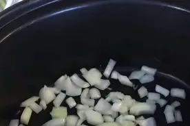 把汽水倒进有猪肉的电锅，结果竟变出美味无比的汽水闷猪肉！图片