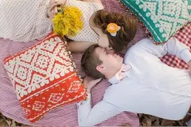 订婚的前一天晚上，前男友出现并拿出20万，爸妈竟让我考虑悔婚图片