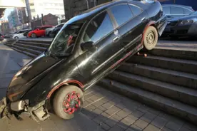 盘点各种奇葩停车，能停成这样，也不枉奇葩停车达人！图片