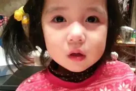小女孩犯错，道歉后如再犯要求妈妈打屁股，太可爱了图片