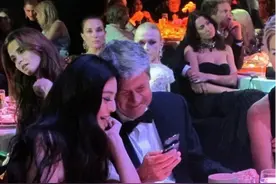 不用带翻译就能与老外亲密耳聊的美女明星图片