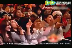 小伙用纸片上演了一段捧腹大笑的节目，好有才啊！图片