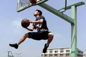 身高168的浙江小伙上演360度扣篮！小个子也能飞！图片