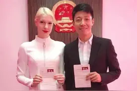 撒贝宁与外籍女友结婚照曝光 倪萍哈文董卿等祝贺讨喜糖图片