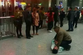 大爷好样的！男子在贵阳火车站行窃 老大爷挺身而出勇擒窃贼图片