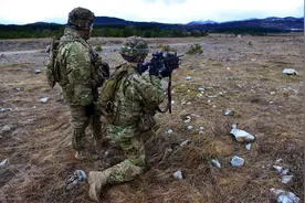 美利坚轻步兵:美军空降兵操练步兵图片