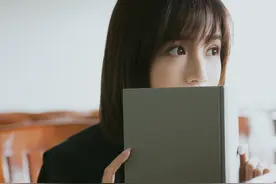 她静静地看着书，我默默地看着她，无力移开视线图片