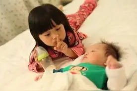 为什么总说二宝和哥哥姐姐相互帮助而不是哥哥姐姐单方帮助？图片