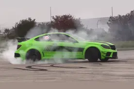 一看就是双鱼座的 开着奔驰 C63 AMG 疯狂漂移秀车技视频封面